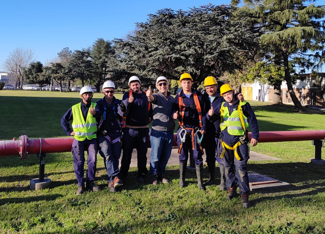 Equipo especializado en limpieza de tanques - Sanitas Ambiental